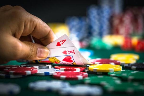 What poker players teach about patience and reading silent signals